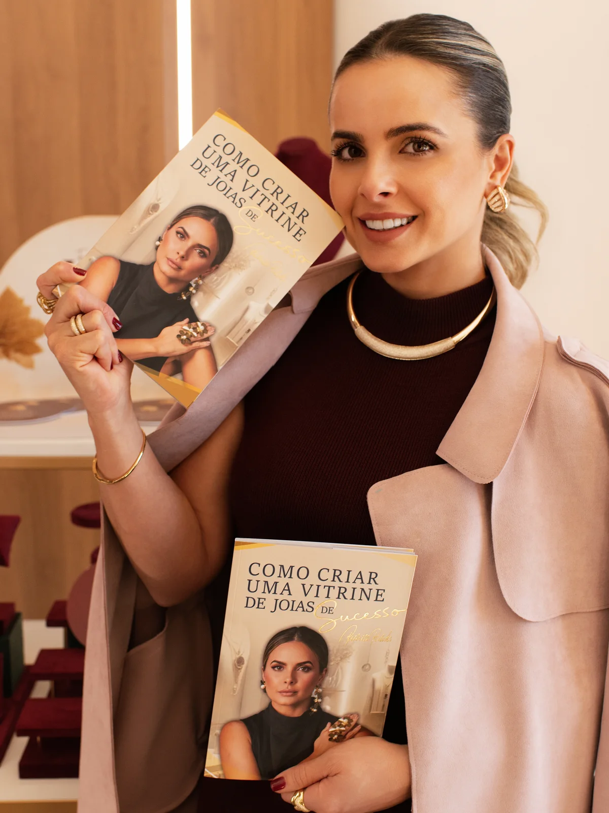 Richelle Pulita segurando seu livro